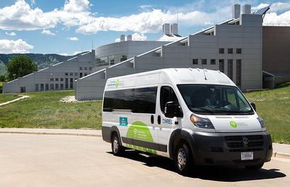 © NREL- Der E-Van wird kabellos geladen