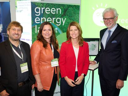 © Christian Fürthner v.rechts: Michael Strugl, Präsident, und Barbara Schmidt, Generalsekretärin Oesterreichs Energie mit Andrea Edelmann, Obfrau und Vorstandssprecherin, und Ludwig Fliesser, Communications Manager Green Energy Lab