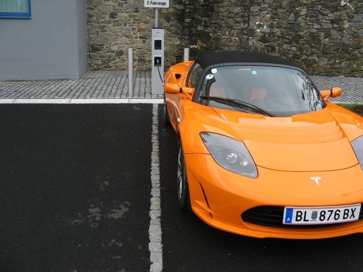 © Hillinger– E–Tankstelle mit Münzeinwurf