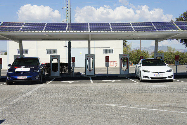 © oekonews/ Am derzeit südlichsten Tesla Supercharger in Europa