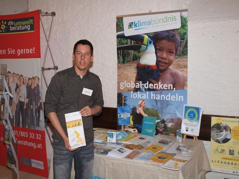 © Michael Sigmund – Michael Pinnow bewarb beim Klimabündnis–Infostand unter anderem die Aktion "KilometerRADLn"