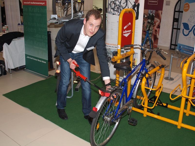 © Michael Sigmund – Simon Möller demonstrierte für oekonews.at den ORION Fahrradständer mit integrierter Luftpumpe