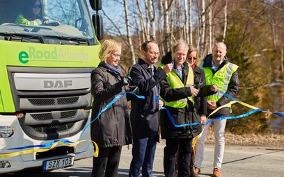 © eRoadArlanda / Einweihung für die erste Straße, an der E-Fahrzeuge sich von selbst aufladen