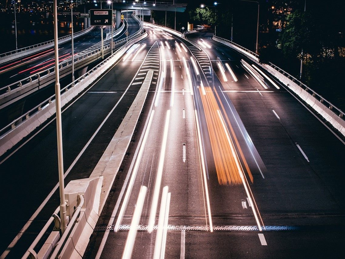 © Free–Photos auf Pixabay / Autobahn