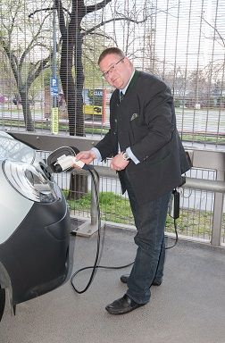 © Grüne Welle/ Ing. Herbert Bein lädt sein Elektroauto