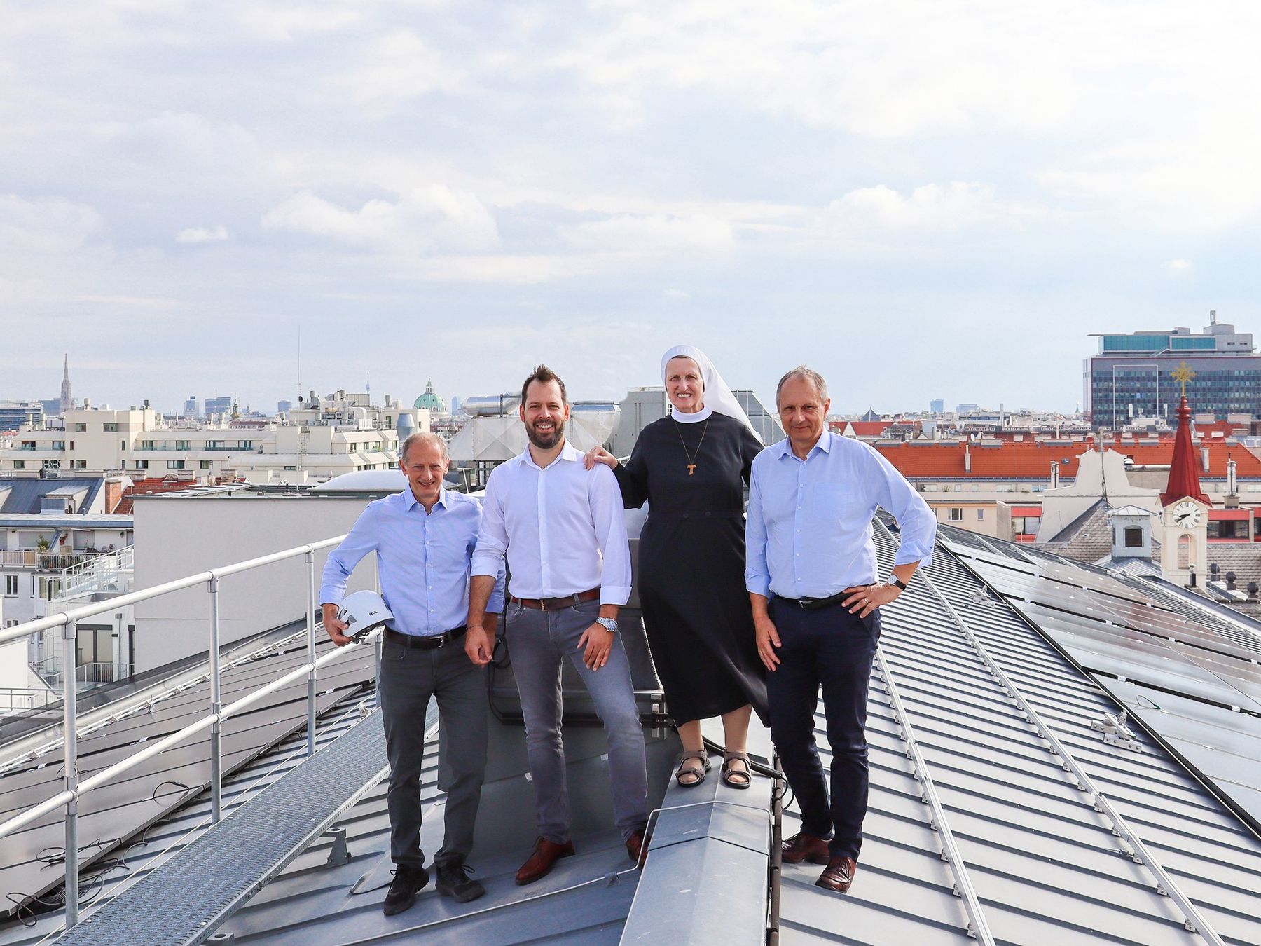 © Franziskus Spital/Am Dach von links: Christoph Kautzky, CK Energy, Theo Kelaridis, Einkauf, Sr. Birgit, Generaloberin, Martin Steiner, Geschäftsführer, Franziskus Spital