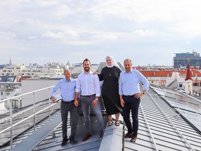 © Franziskus Spital/Am Dach von links: Christoph Kautzky, CK Energy, Theo Kelaridis, Einkauf, Sr. Birgit, Generaloberin, Martin Steiner, Geschäftsführer, Franziskus Spital