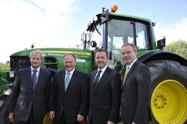©  LK NÖ/Lintner– v.l.n.r.: Markus Holzer (Europäische Kommission), LK NÖ–Präsident Hermann Schultes, Minister Niki Berlakovich und Landesrat Stephan Pernkopf.