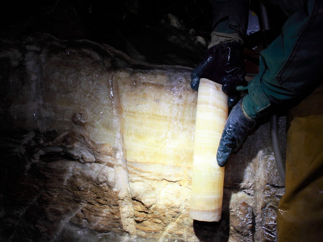 © Michael Deininger/Klimaarchive, wie der abgebildete Bohrkern eines Sinterwalls (Speläothem), erlauben es Klimaforschern, vergangene Klimaveränderungen zu rekonstruieren und das Klimasystem besser zu verstehen.