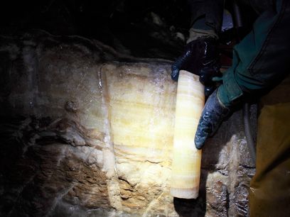© Michael Deininger/Klimaarchive, wie der abgebildete Bohrkern eines Sinterwalls (Speläothem), erlauben es Klimaforschern, vergangene Klimaveränderungen zu rekonstruieren und das Klimasystem besser zu verstehen.