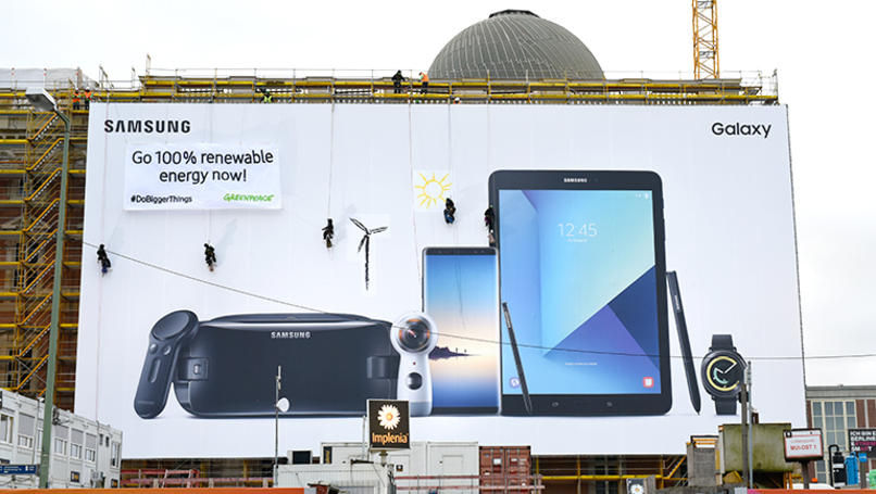 © Greenpeace / Protest direkt am Samsung-Plakat