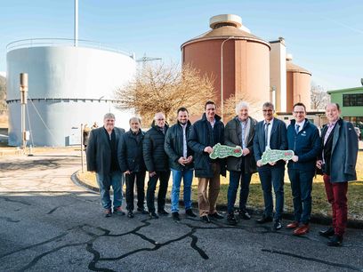 © Kelag/ Seit wenigen Monaten speist die Kläranlage Abwärme in das Fernwärmenetz der Kelag Energie & Wärme in Spittal an der Drau ein – Die Projektpartner freuen sich!