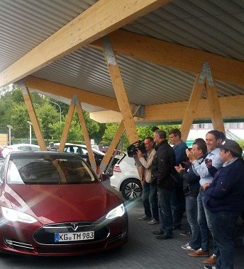 © TFF / Ankunft Tesla Model S Fahrer Eberhard Mayer