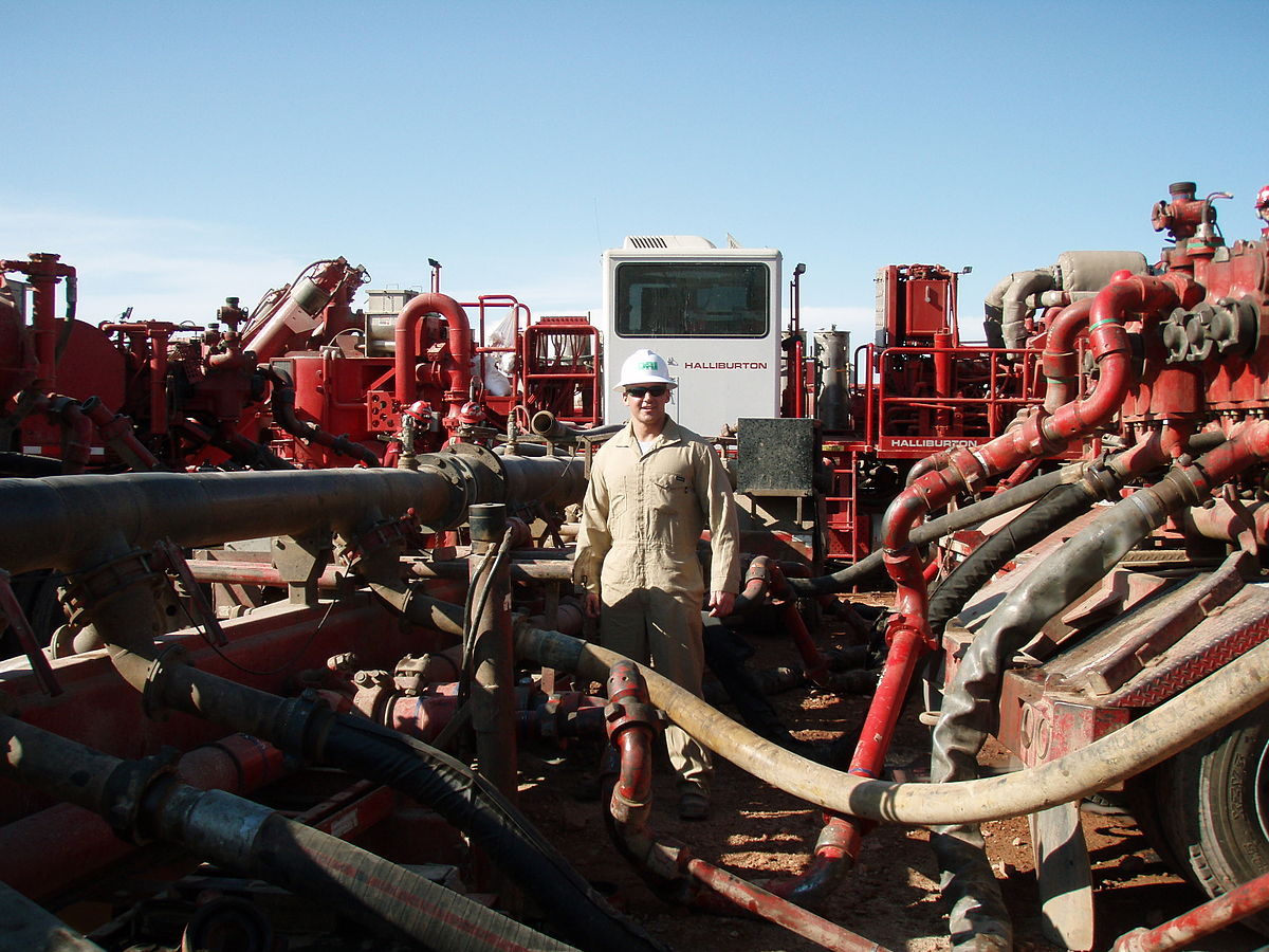 ©  Joshua Doubek, CC BY–SA 3.0,https://upload.wikimedia.org/wikipedia/commons/9/95/Process_of_mixing_water_with_fracking_fluids_to_be_injected_into_the_ground.jpg / Fracking ist umweltschädlich