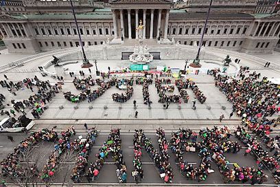 © Mitcha Kobal /  System Change, not Climate Change! In Wien vor dem Parlament