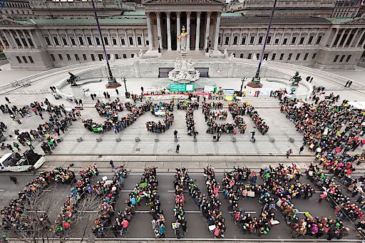 © Mitcha Kobal /  System Change, not Climate Change! In Wien vor dem Parlament