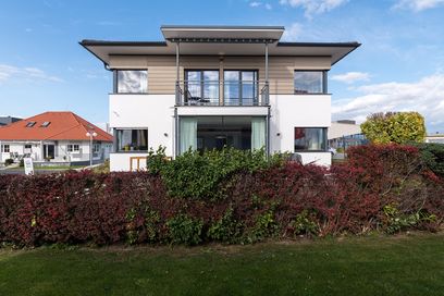 © Hartl Haus / Für ein 2–geschoßiges Haus wie dieses wird ca. 30 Kubikmeter Holz verarbeitet und somit 30 Tonnen Kohlendioxid langfristig gebunden.