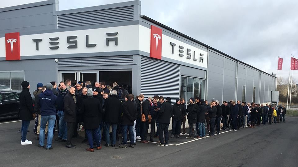 © Tesla Norway / Schlange in Norwegen
