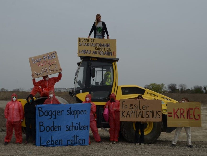 © LobauBleibt / Baggerbesetzung gegen den Bau der Stadtautobahn