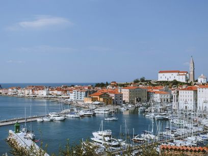 © Elijah G unsplash /Die kleine Hafenstadt Piran an der Adriaküste ist ein beliebtes Reiseziel. Forschende wollen herausfinden, was Menschen hilft, um sich auch im Urlaub umweltbewusst zu verhalten. © Elijah G unsplash /Die kleine Hafenstadt Piran an der Adriaküste ist ein beliebtes Reiseziel. Forschende wollen herausfinden, was Menschen hilft, um sich auch im Urlaub umweltbewusst zu verhalten.