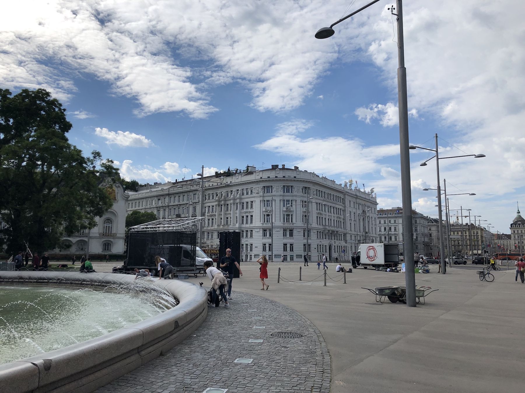 © Lukas Pawek / ein völlig sauberer Platz sofort nach der Demo
