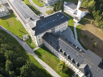 © A3 Jenewein/ Ein Blick aufs Dach: Am Krankenhausdach in Natters kann an Spitzentagen rund 40 Prozent des Strombedarfs aus den eigenen PV-Anlagen abgedeckt werden. © A3 Jenewein/ Ein Blick aufs Dach: Am Krankenhausdach in Natters kann an Spitzentagen rund 40 Prozent des Strombedarfs aus den eigenen PV-Anlagen abgedeckt werden.