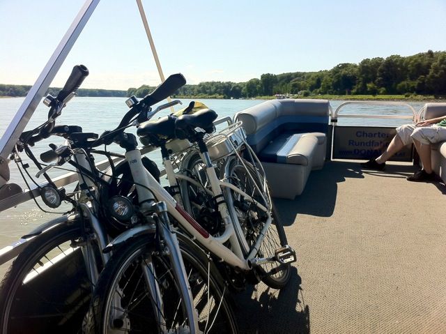 © Michael Sigmund – E–Fahrräder, hier auf dem Fähr–Boot