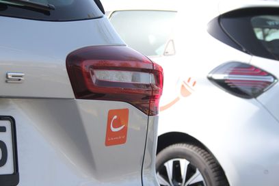Detailaufnahme cambio Logo am Auto.jpg
