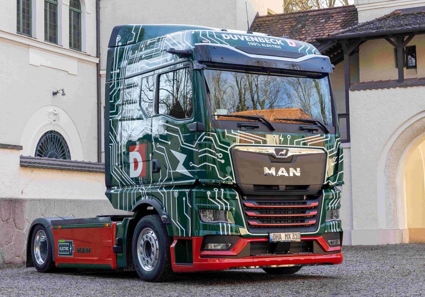 Der Ultra Low Liner eTruck MAN eTGX eignet sich perfekt für den Einsatz in der Automobillogistik und bietet eine Reichweite von rund 500 Kilometern..jpg