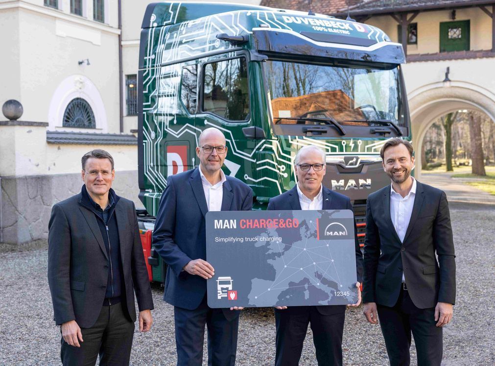 Alexander Vlaskamp, Vorstandsvorsitzender MAN Truck & Bus, Bernd Reining, Senior Director Procurement, Duvenbeck, Friedrich Baumann, Vorstand Sales & Customer Solutions bei MAN Truck & Bus und Simon Motter, Leiter Volkswagen Konzernlogistik (v.l.n.r.) bei