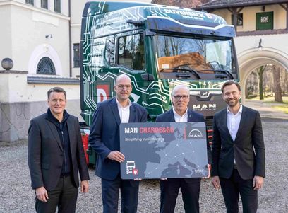 Alexander Vlaskamp, Vorstandsvorsitzender MAN Truck & Bus, Bernd Reining, Senior Director Procurement, Duvenbeck, Friedrich Baumann, Vorstand Sales & Customer Solutions bei MAN Truck & Bus und Simon Motter, Leiter Volkswagen Konzernlogistik (v.l.n.r.) bei