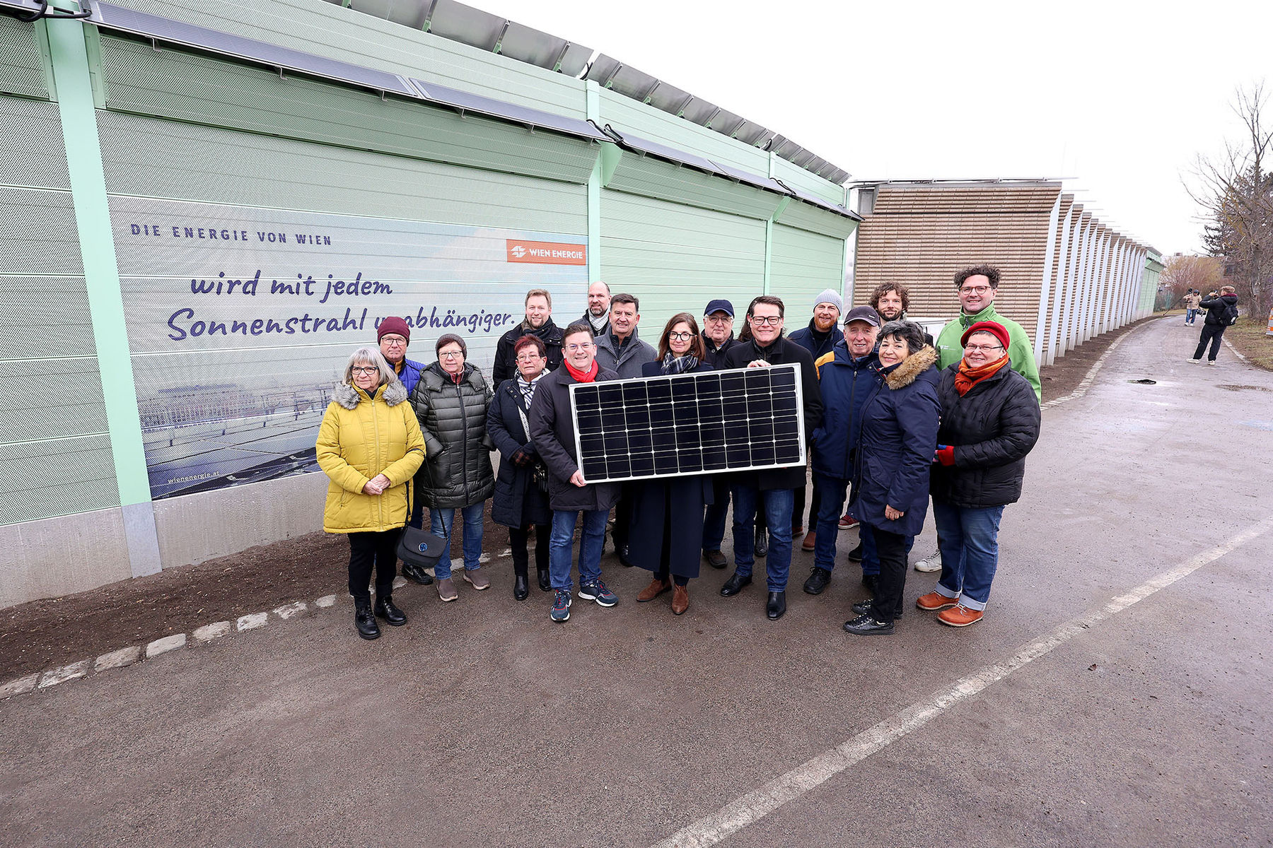 2025-02-14-innovation-beim-laermschutz-meidlings-neue-laermschutzwand-vereint-natur-und-technologie1.jpg