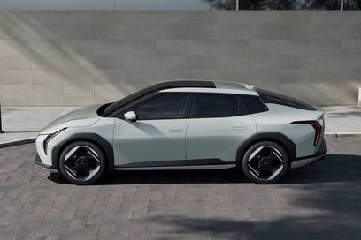 Kia EV4 Limousine 01 LoRes.jpg