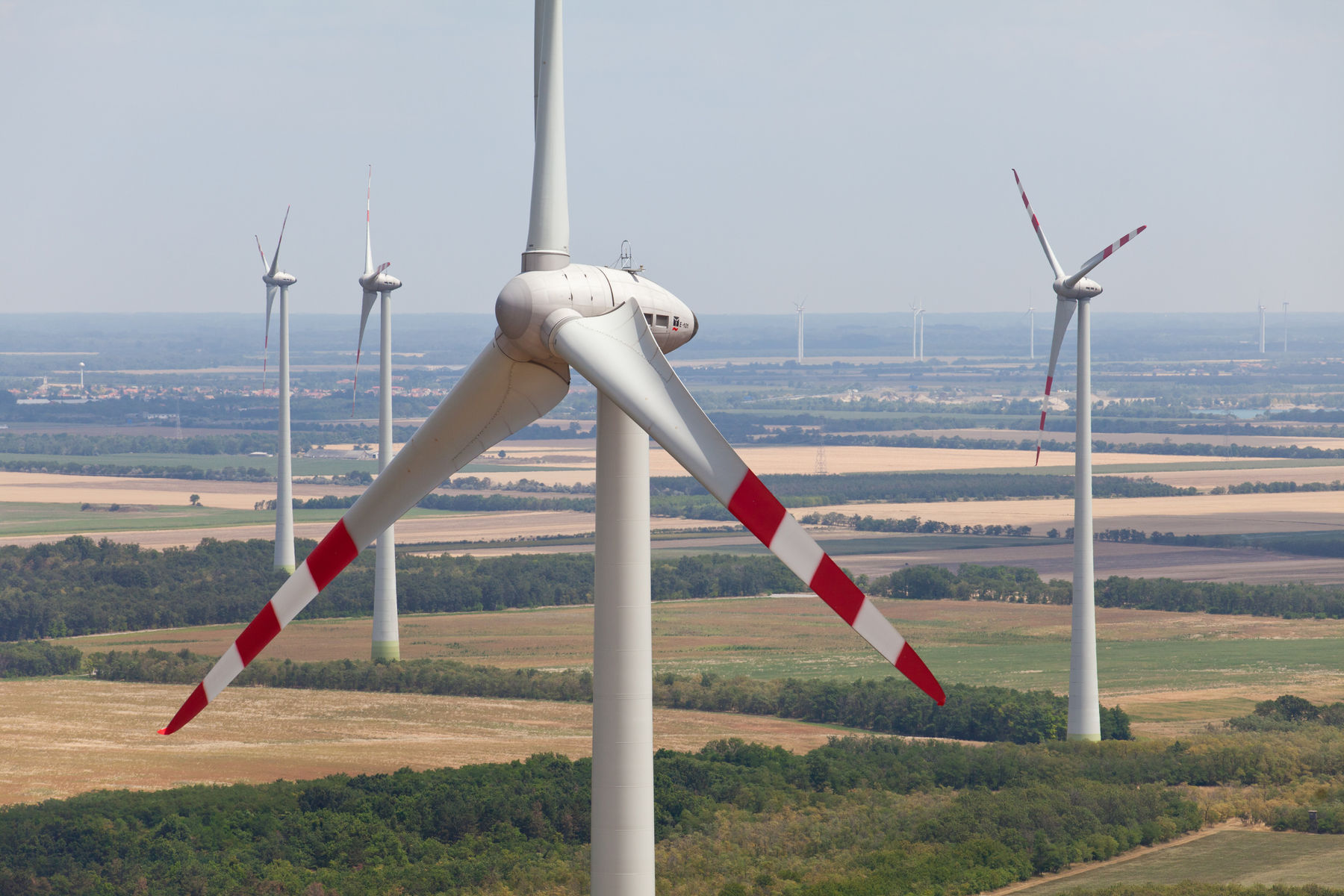 Mönchhof WienEnergie Rockenbauer Luftaufnahme nahe.jpg