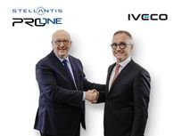 Jean Philippe Imparato und Luca Sra bei der Vertragsunterzeichnung.jpg