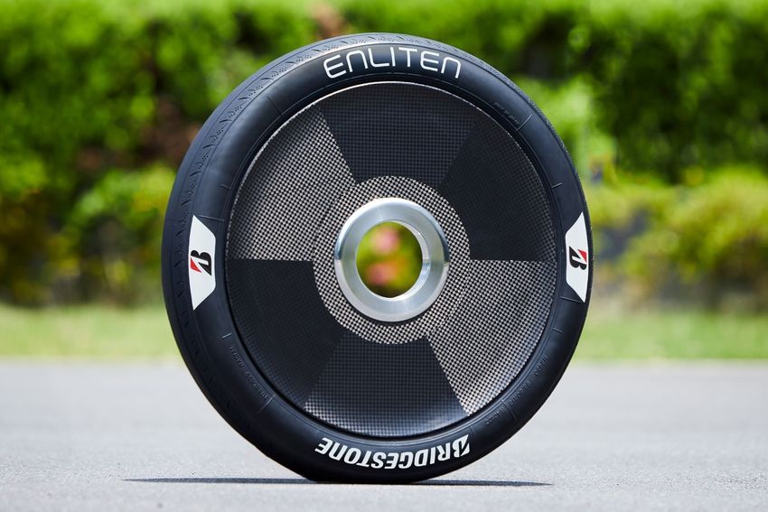 Reifen mit Enliten Technologien für die Bridgestone World Solar Challenge 2025.jpg