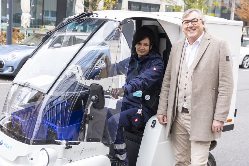 3 Andreas Birke mit Zustellerin c Bubu Dujmic.jpg