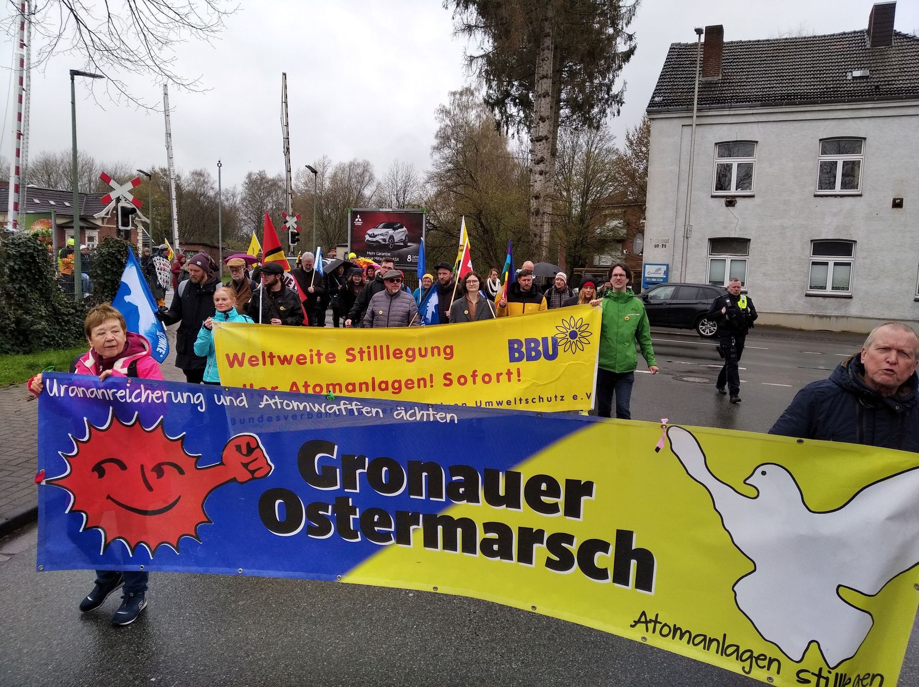 Foto Ostermarsch Gronau mit OMA- und BBU-Transparent 07.04.2023 U.B. .jpg