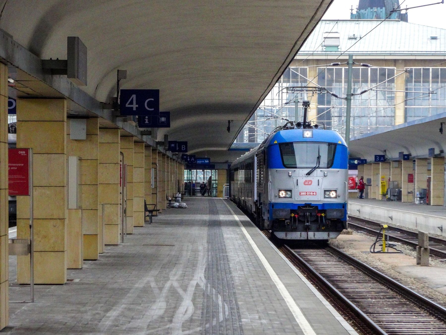 WienWestbahnhofZugBahn.jpg