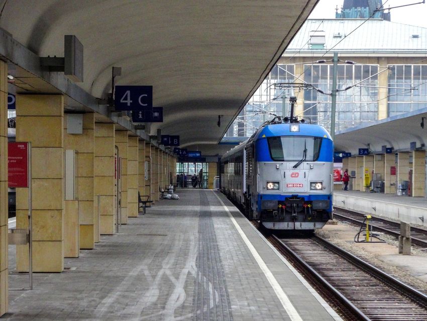 WienWestbahnhofZugBahn.jpg