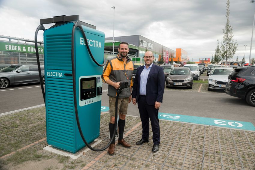 Electra Eisenstadt mit Peter Eberdorfer Geschäftsführung Hornbach Österreich Sébastien Aldegué GF Electra Österreich (c)Daniel Wolf 1.jpg