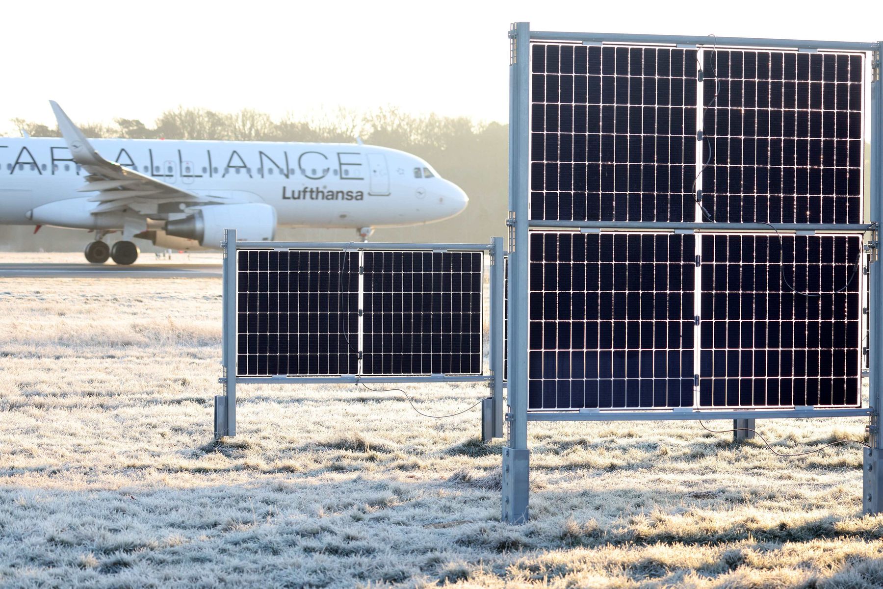 Fraport Next2Sun Anlage Rollfeld.jpg