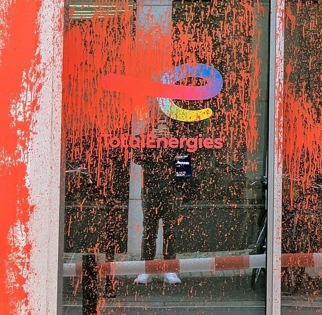 Farbattacke TotalEnergies.jpg