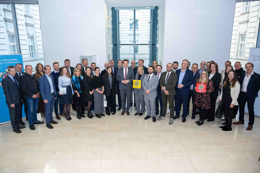 1 UmweltzeichenVerleihung Produkte c BMLUK Hemerka.jpg