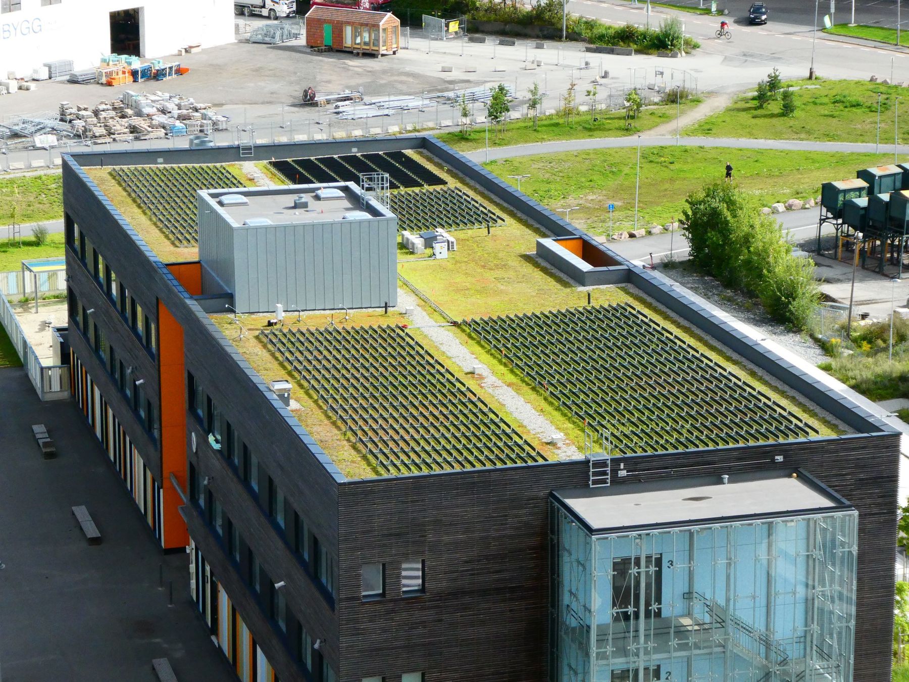 Green roof in Oslo with vertical solar panels 2 (1).jpg