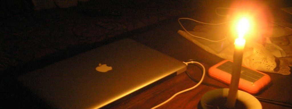 Blackout - Laptop und Kerze.jpg