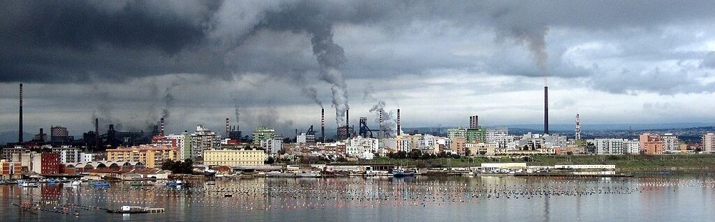 Stahlwerk Taranto.jpg