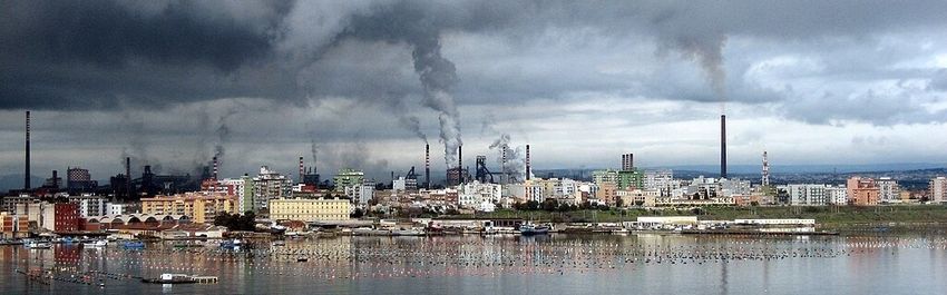 Stahlwerk Taranto.jpg