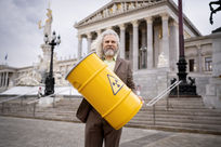 Martin Litschauer mit Atomfass vor Parlament