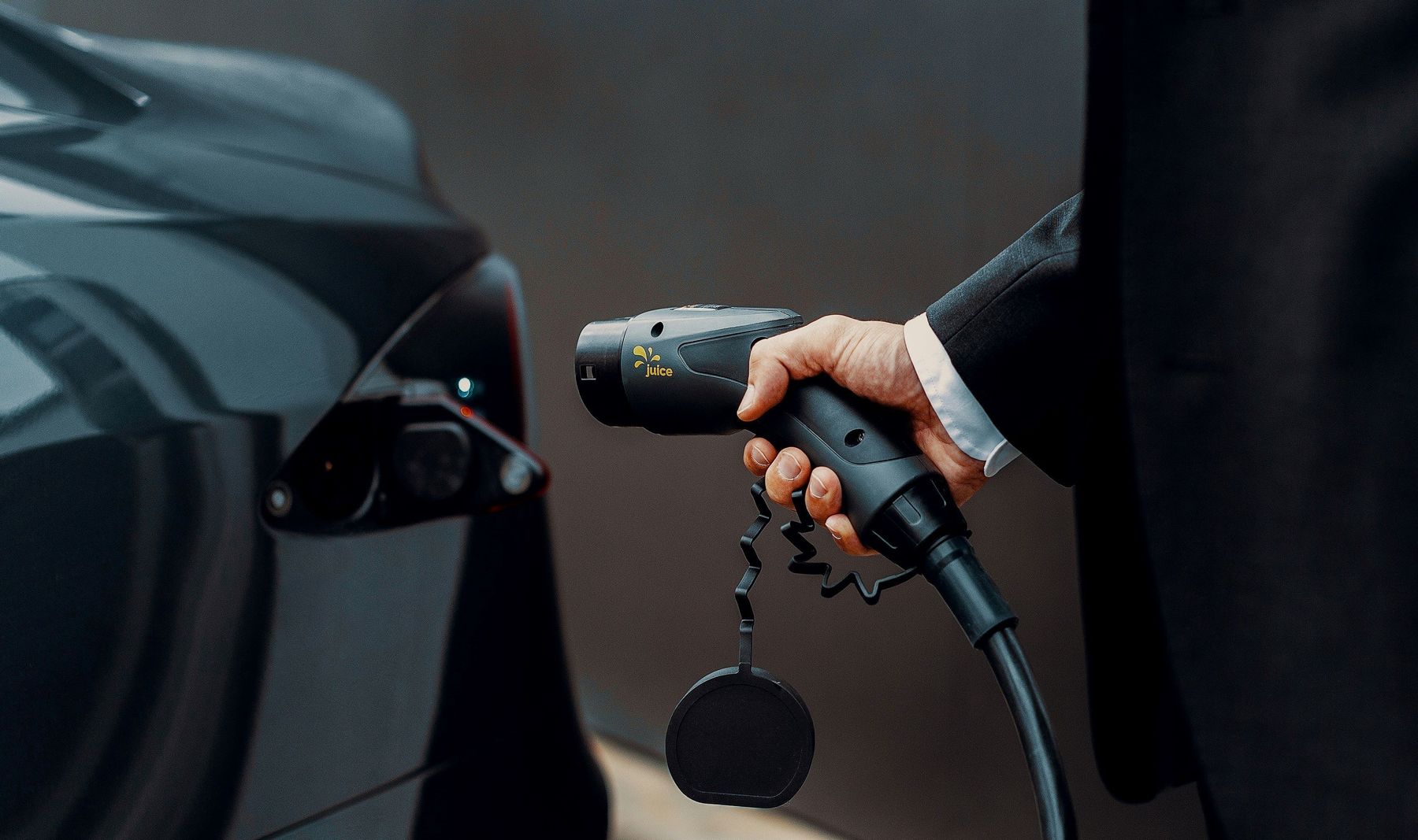 juice-unsplash-LadenElektroauto.jpg